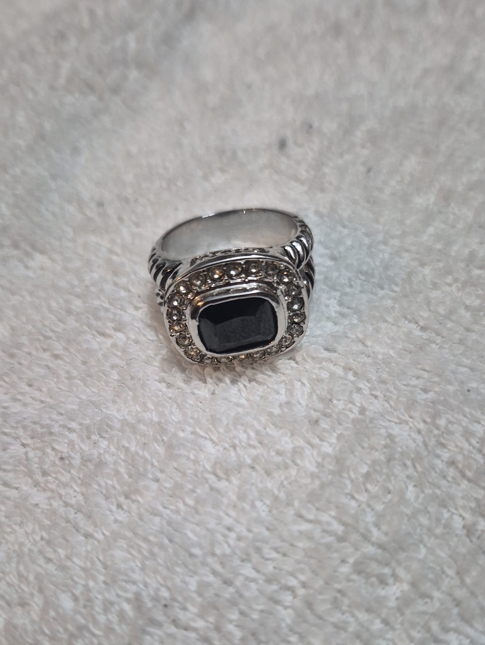 Source Unknown Silver-tone Ring with Black Center and Crystal Halo